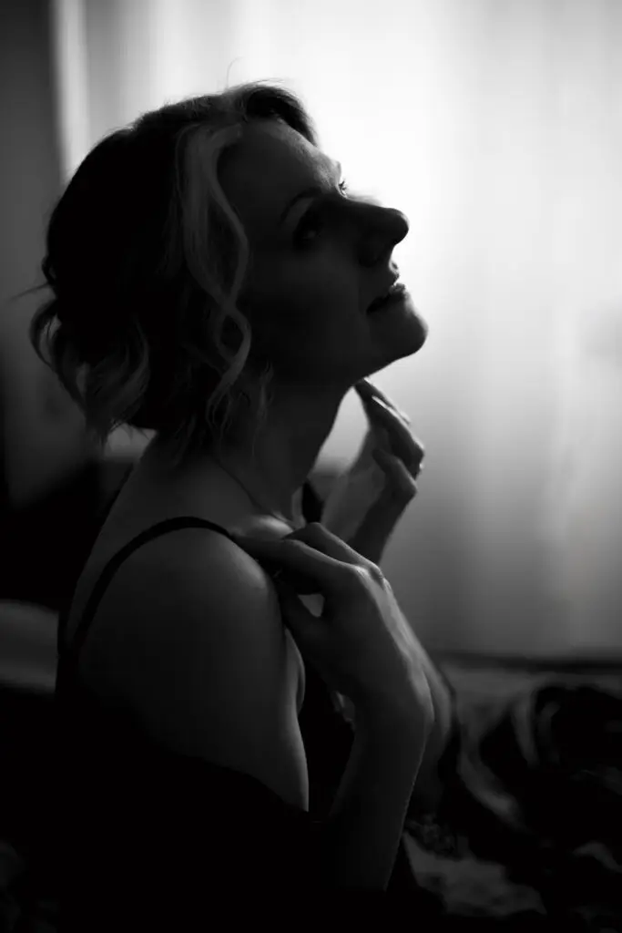 Photo de boudoir en lingerie avec contraste de couleur