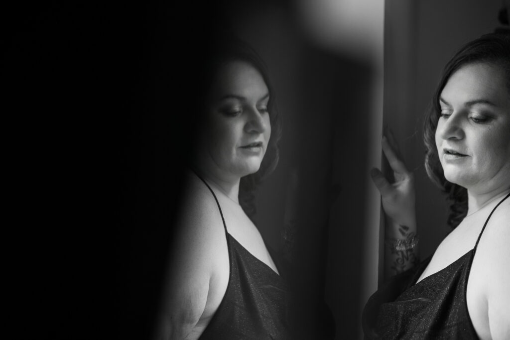 Photo de boudoir en lingerie sexy en reflet